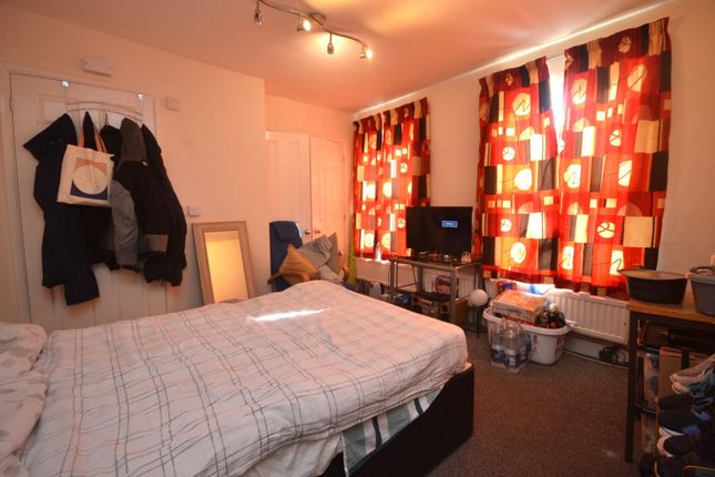 Thumbnail Room to rent in Stanley Grove, Reading