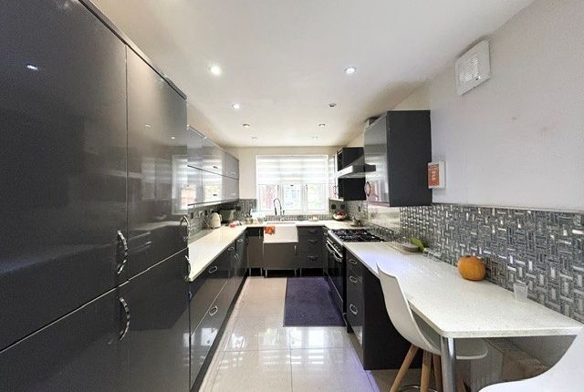 4-bed house on 98, Romford, £3,000/mo