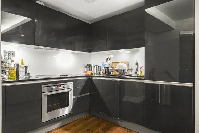Flat to rent in St. John's Place, London