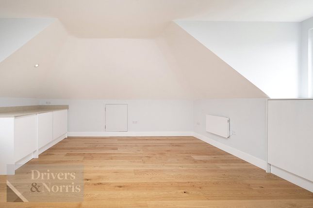 Flat for sale in Fairfield Close, Finchley, London