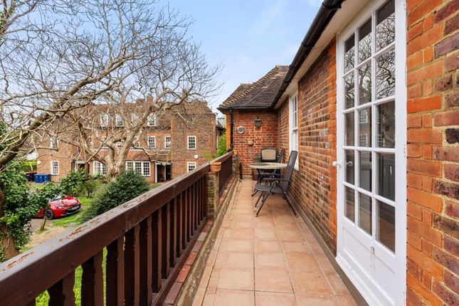 Flat to rent in Homesfield, Hampstead Garden Suburb