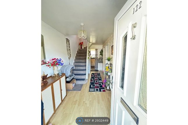 Shirley Avenue, Reading photo 3