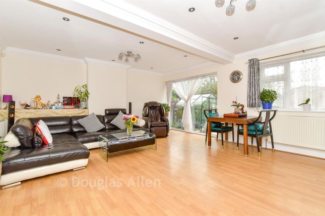 2, High Meadows, Chigwell photo 4