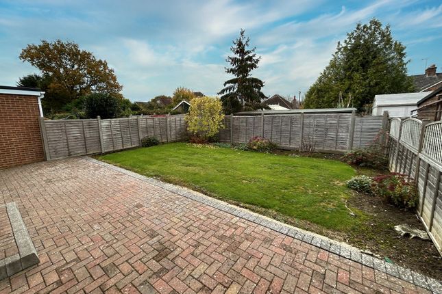 31, Charlotte Grove, Horley photo 2
