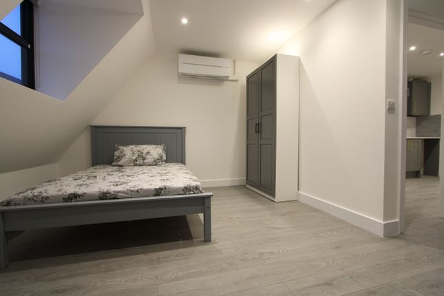 Thumbnail Flat to rent in Parkgate Road, Battersea