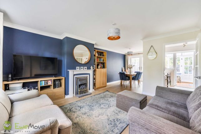 12, Wellington Crescent, Tadley photo 2