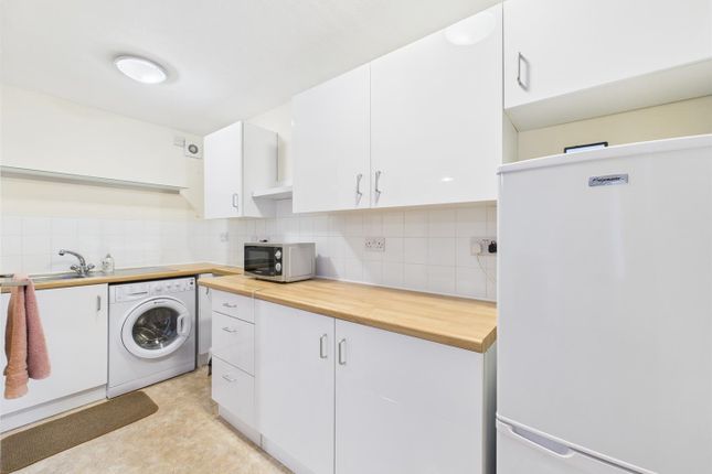 4 Selwyn Court, Long Meadow, Aylesbury photo 2