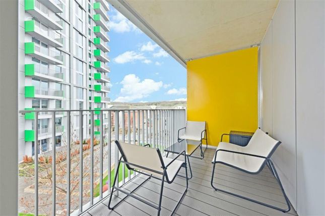 117, Flat 706, Felixstowe Road, London photo 4
