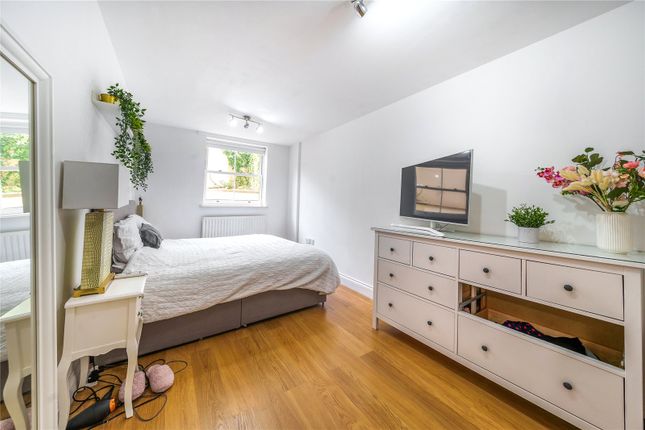 Flat 6, Farnham Cloisters, 41, Shortheath Road, Surrey photo 4