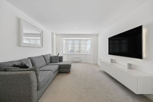 27 Mott Close, Witney photo 3
