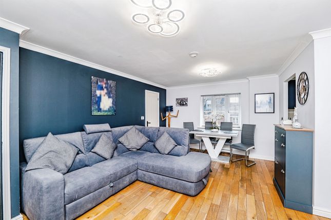 218, Longacres, Bridgend photo 4