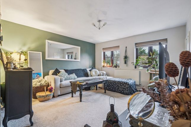 12 The Pastures, Watford photo 2