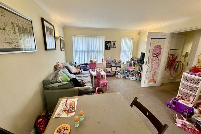 4, LIME TREE COURT, THATCHAM photo 3