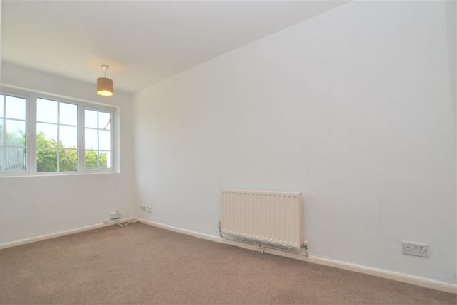 23, St Michaels Mount, Hitchin photo 3