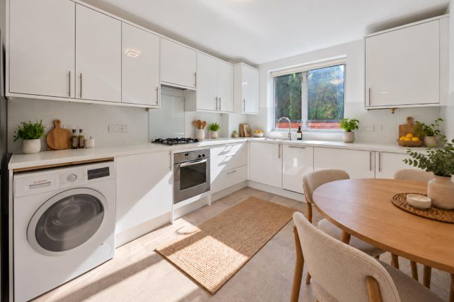 Flat 4, 5, Alban House, Sumpter Close, London photo 2