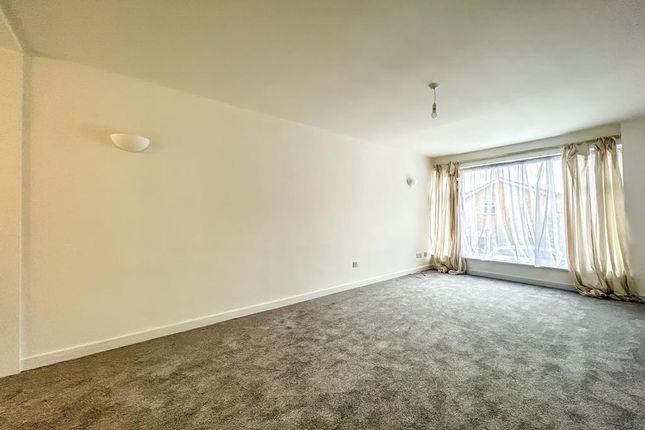 6, Saffory Close, Leigh-on-Sea photo 3