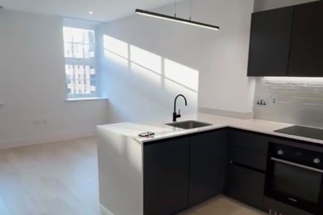 2-bed flat on Memorial Avenue, Slough, £2,000/mo
