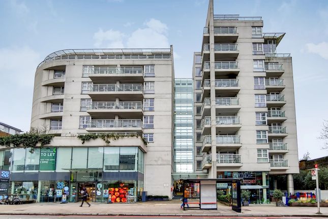 Flat to rent in Upper Richmond Road, London