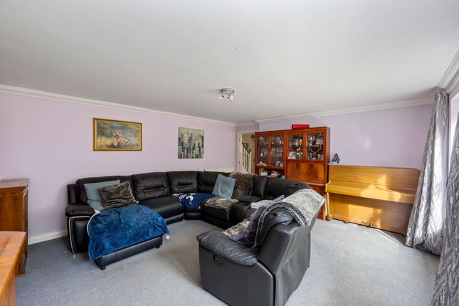 11 Abergavenny Gardens, Crawley photo 3