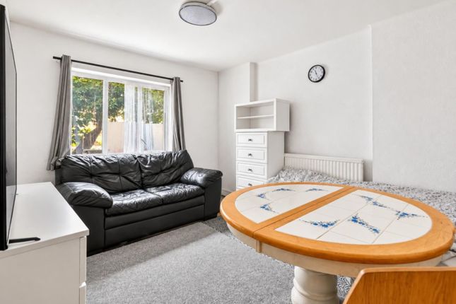 Flat 2, Western Court, Rosebank Way, Acton photo 3