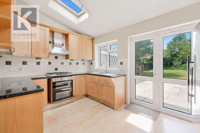 76 Cheshire Gardens, Chessington photo 2
