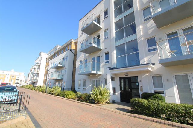 Thumbnail Flat to rent in Grebe Way, Maidenhead