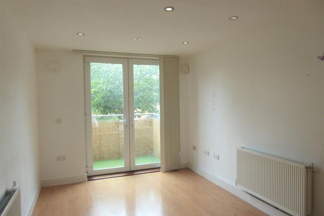 Flat to rent in Duke Court, Pontes Avenue, Hounslow