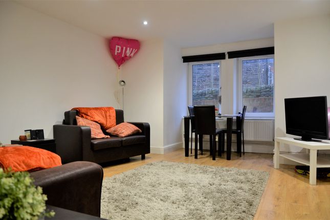 Flat to rent in Winstanley Terrace, Hyde Park, Leeds