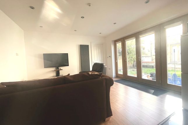 Flat 3, 12, Goulton Road, London photo 5