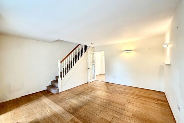 10, Fakenham Close, London photo 2