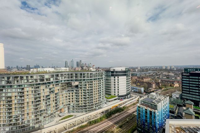 Flat for sale in Prince Of Wales Drive, London, 4