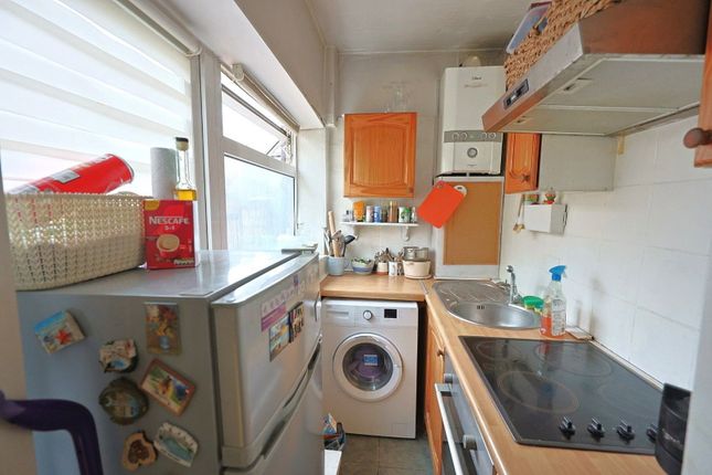 5b, Merlin Crescent, Edgware photo 4