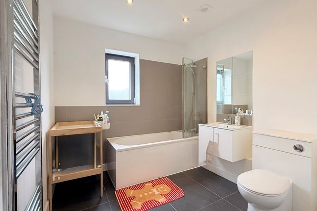 24, Woodford Green photo 4
