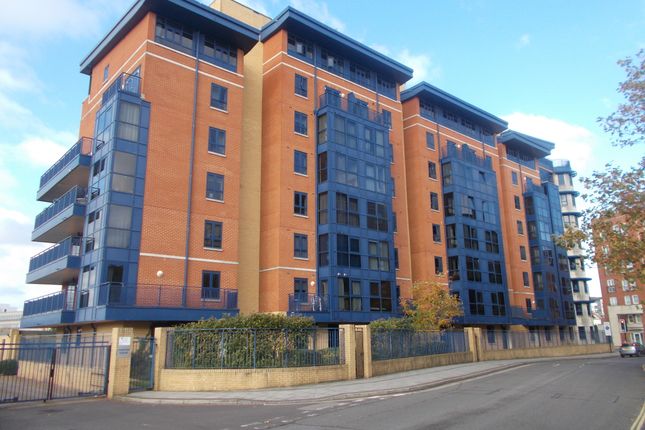 Flat to rent in Canute Road, Southampton