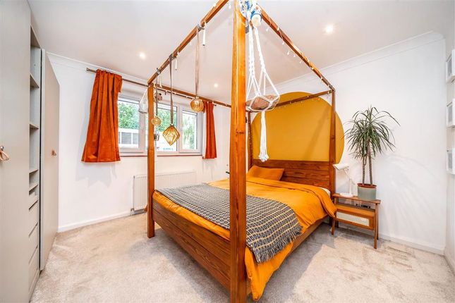 10, Crieff Court, Teddington photo 4