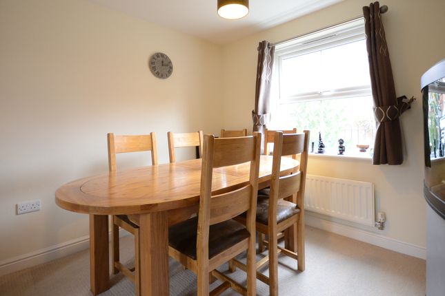 9, Pheasant View, Bracknell photo 3