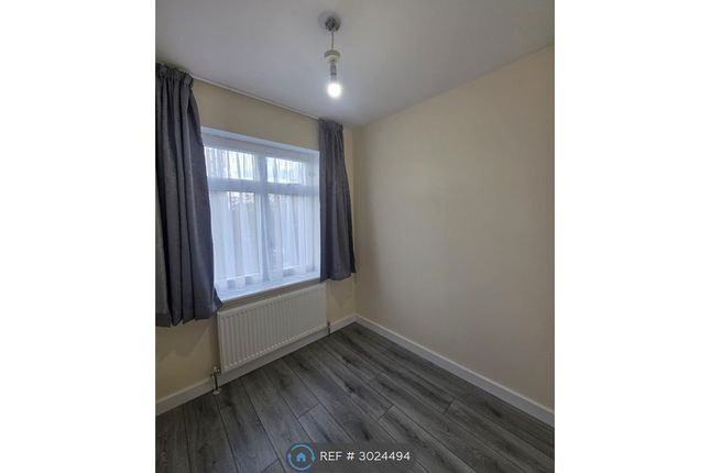 Flat, North Circular Road, London photo 3