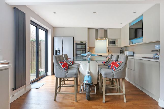 6, Longmeadow, Leatherhead photo 3