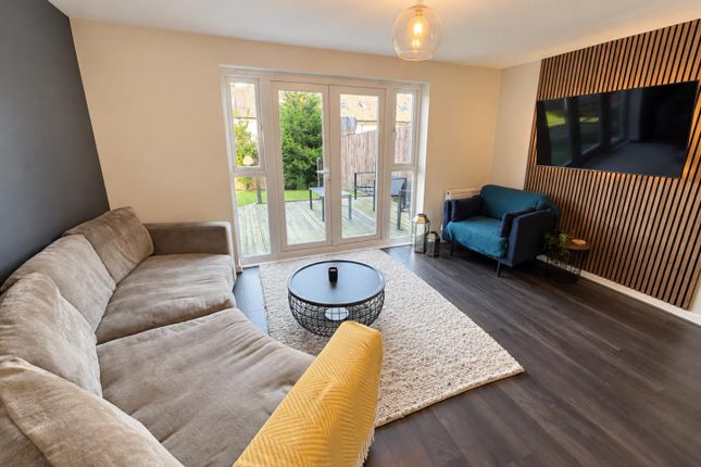 25, Rayleigh Close, Manchester photo 4