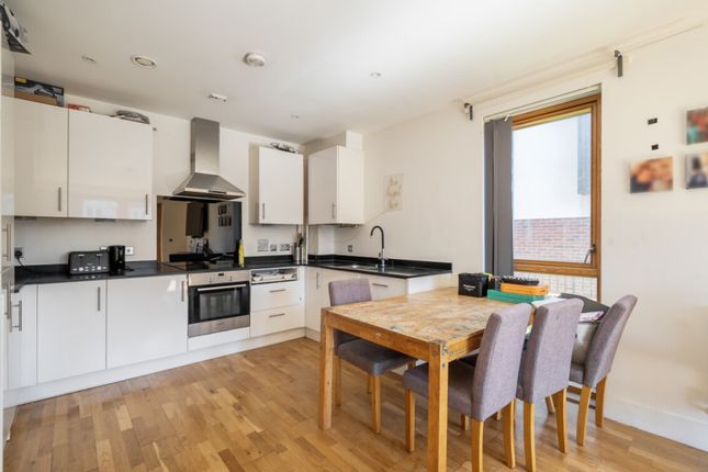 Sycamore Place, Chigwell photo 4
