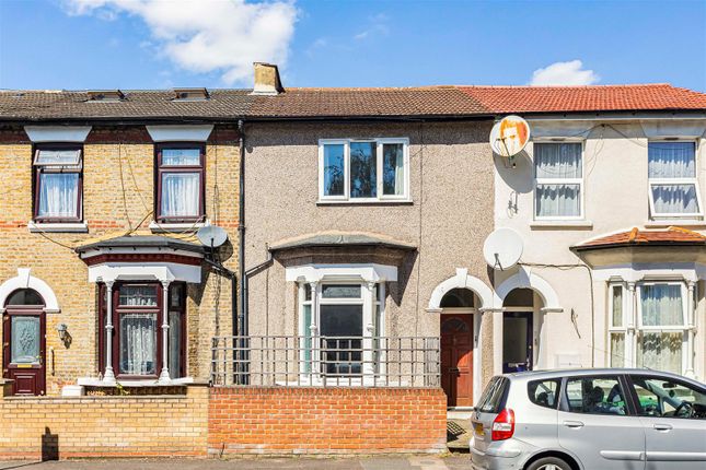 Flat to rent in Clarendon Road, Walthamstow, London