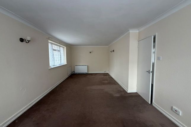 7 Giles Court, Tadley photo 3