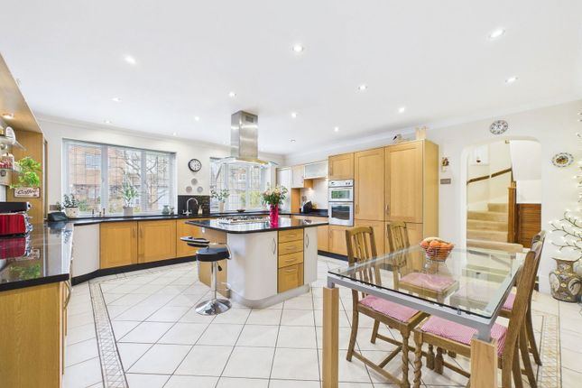 24, Tennyson Close, Horsham photo 2