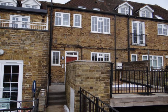 Studio flat on 6c Chiltern Parade, Chesham Road, Amersham, £950/mo