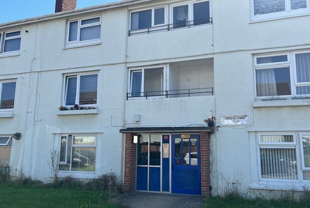 Flat to rent in Totland Close, Southampton