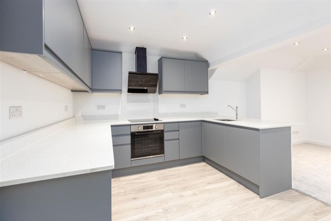 Flat 2, 185 Park Avenue, Bushey photo 2