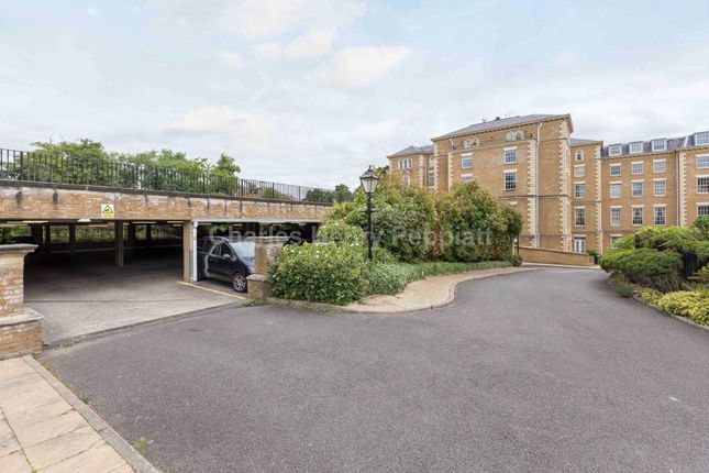 Flat to rent in Royal Drive, Friern Barnet