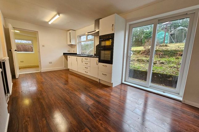 5 Daneswood Avenue, Rochdale photo 4