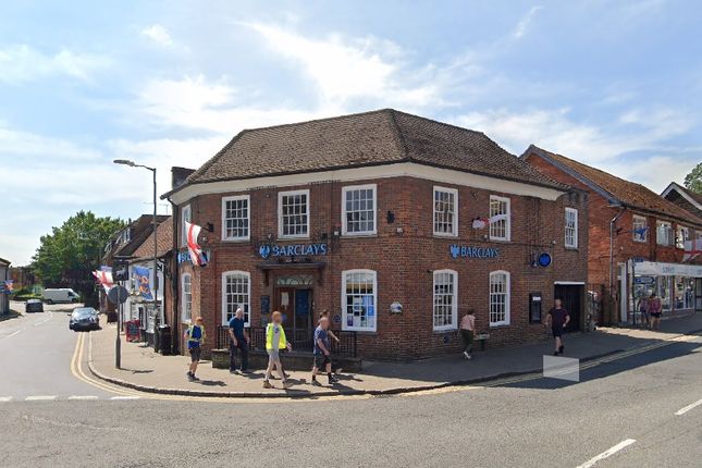 Retail premises to let in High Street, Chalfont St Peter