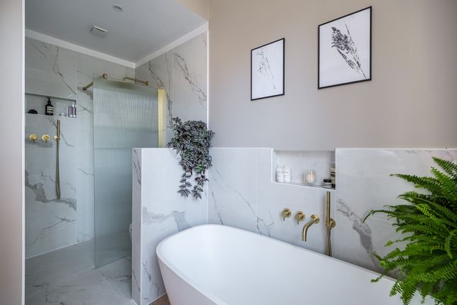 End terrace house for sale in Southgate Road, London